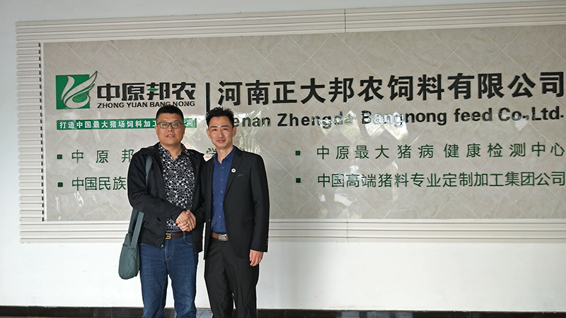 楊總與白(bái)總合影(yǐng)留念